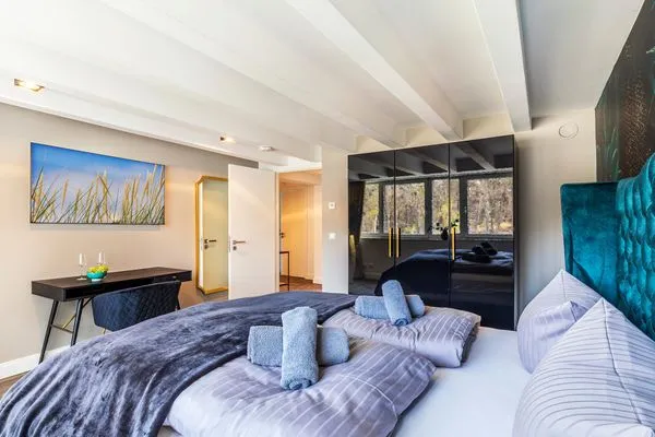 Schlafzimmer 1 (Seeseite): Doppelbett (180x200), TV, Zugang zum Balkon  FeWo Ambiente Deluxe in PRORA - 3.21