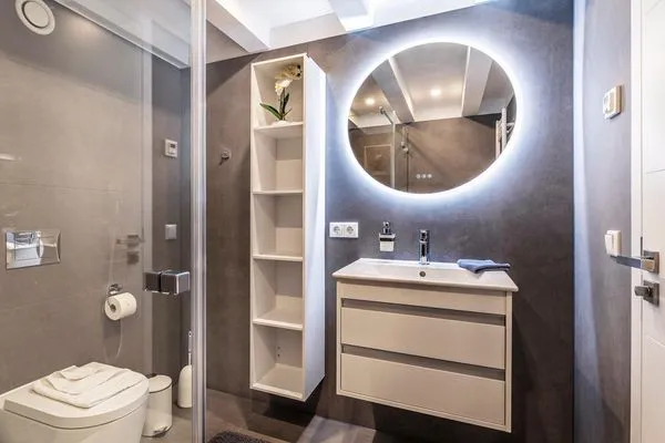 Badezimmer 1: Dusche, WC  FeWo Ambiente Deluxe in PRORA - 3.21