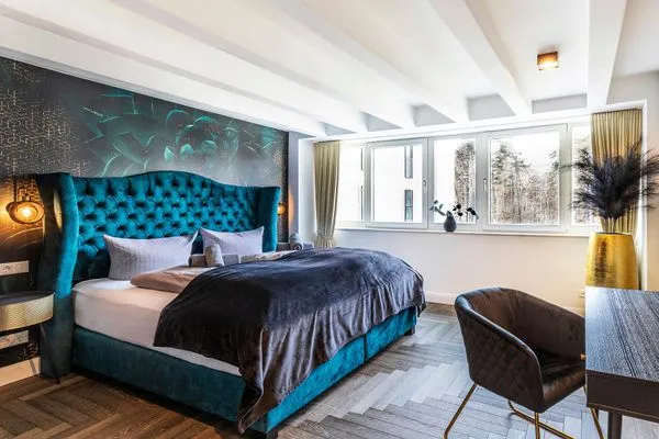 Schlafzimmer 2: (Landseite) Doppelbett (180x200), TV  FeWo Ambiente Deluxe in PRORA - 3.21