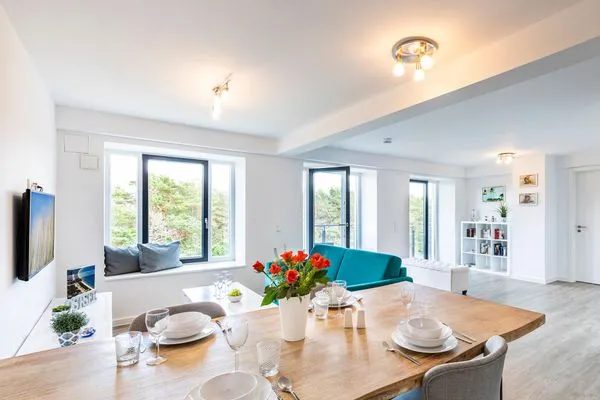 Wohnzimmer: Schlafcouch, TV, Essbereich, Zugang zum Balkon  FeWo Dünenwald in PRORA - 6.44