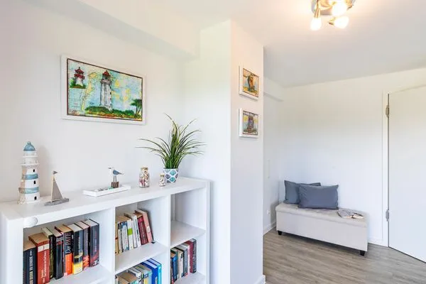 Wohnzimmer: Schlafcouch, TV, Essbereich, Zugang zum Balkon  FeWo Dünenwald in PRORA - 6.44