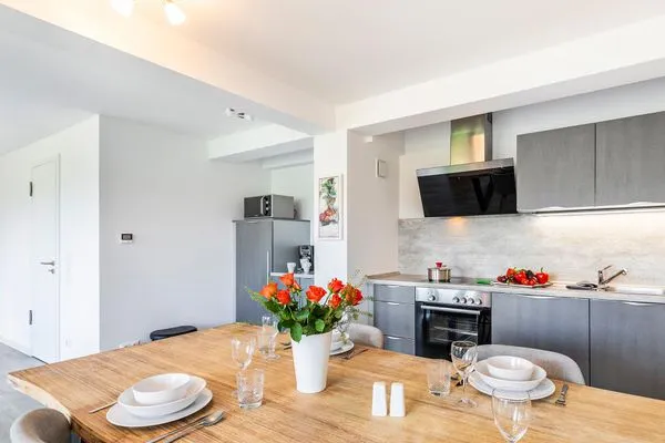 Wohnzimmer: Schlafcouch, TV, Essbereich, Zugang zum Balkon  FeWo Dünenwald in PRORA - 6.44