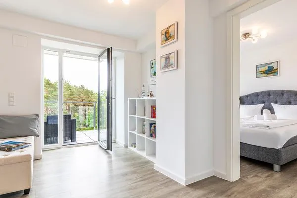 Schlafzimmer 1: Doppelbett (180 x 200), TV, Kleiderschrank, Plissees  FeWo Dünenwald in PRORA - 6.44