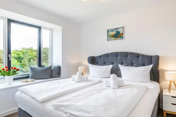 Schlafzimmer 1: Doppelbett (180 x 200), TV, Kleiderschrank, Plissees  FeWo Dünenwald in PRORA - 6.44