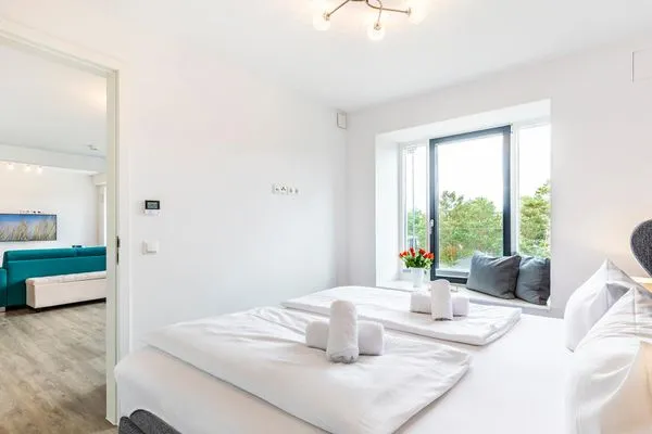 Schlafzimmer 1: Doppelbett (180 x 200), TV, Kleiderschrank, Plissees  FeWo Dünenwald in PRORA - 6.44