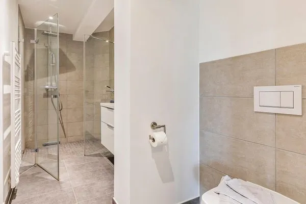 Badezimmer: Regendusche, WC, Haartrockner  FeWo Dünenwald in PRORA - 6.44