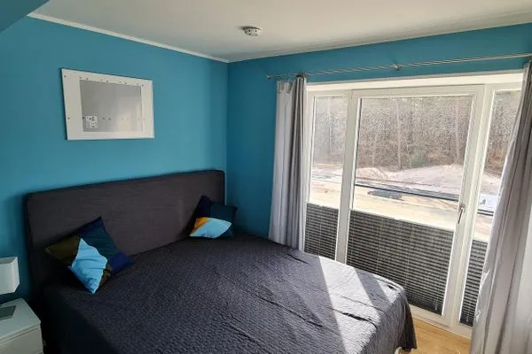 Schlafzimmer 1: Doppelbett (180x200), Smart-TV, Plissees und Gardinen  FeWo Meeresglück in PRORA . 7.37