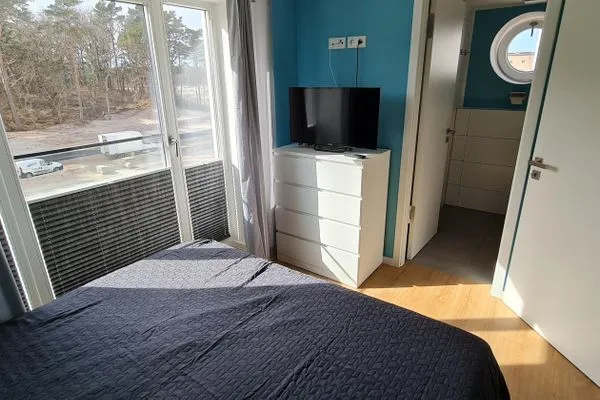 Schlafzimmer 1: Doppelbett (180x200), Smart-TV, Plissees und Gardinen  FeWo Meeresglück in PRORA . 7.37