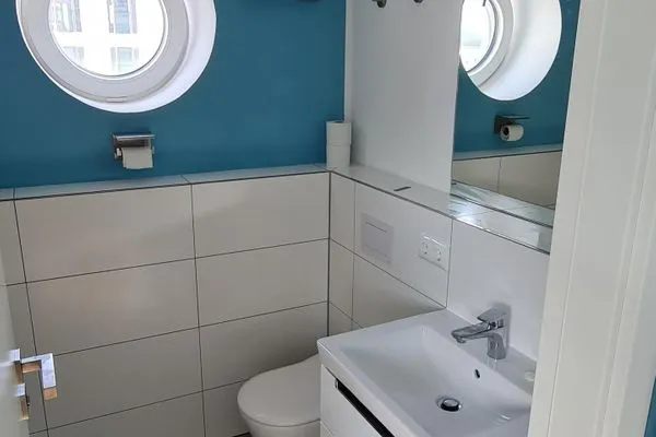 2 Badezimmer: Regendusche, WC, Haartrockner  FeWo Meeresglück in PRORA . 7.37