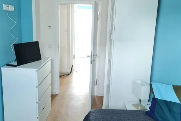 Schlafzimmer 2: Einzelbett (80x200) mit rausziehbarem Unterbett (80x200), Smart-TV, Plissees und Gardinen  FeWo Meeresglück in PRORA . 7.37