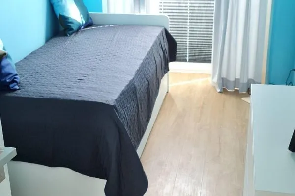 Schlafzimmer 2: Einzelbett (80x200) mit rausziehbarem Unterbett (80x200), Smart-TV, Plissees und Gardinen  FeWo Meeresglück in PRORA . 7.37