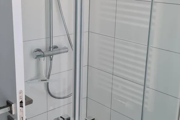 2 Badezimmer: Regendusche, WC, Haartrockner  FeWo Meeresglück in PRORA . 7.37