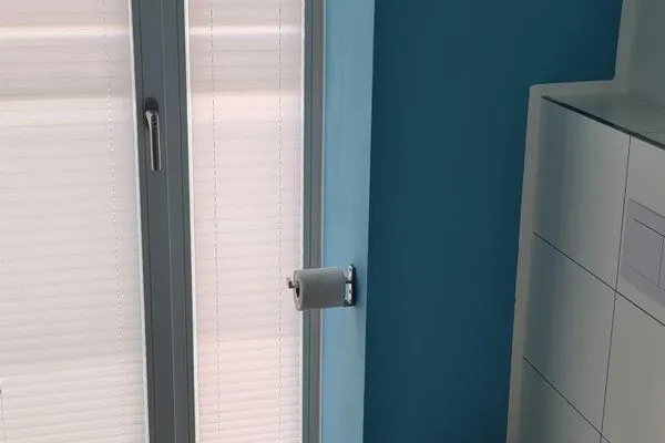 2 Badezimmer: Regendusche, WC, Haartrockner  FeWo Meeresglück in PRORA . 7.37