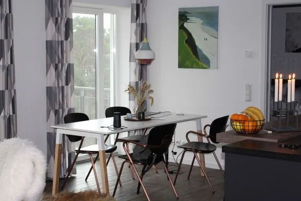 Wohnzimmer: Sofa, TV, Essbereich, Zugang zum Balkon  FeWo Treibholz in PRORA - 7.41