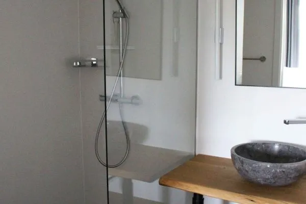 Badezimmer 1: Regendusche, WC, Haartrockner  FeWo Treibholz in PRORA - 7.41