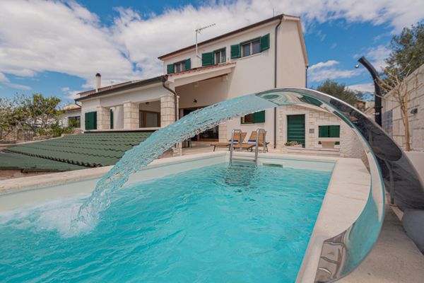 Villa V 4 by Urlando