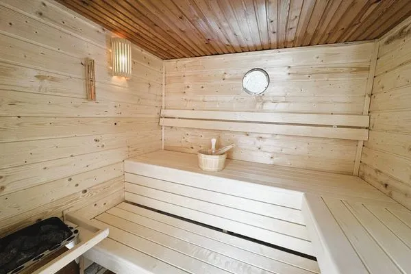 Neue Sauna mit Bullauge in den Garten  VITA Sonnholm