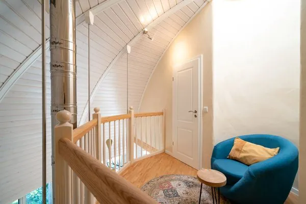 Ferienhaus Selene - Kugelhaus am Tollensesee - Empore im Obergeschoss mit bequemem Sessel  Selene