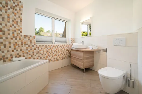 Ferienhaus Selene - Kugelhaus am Tollensesee - Tageslichtbad mit Badewanne  Selene