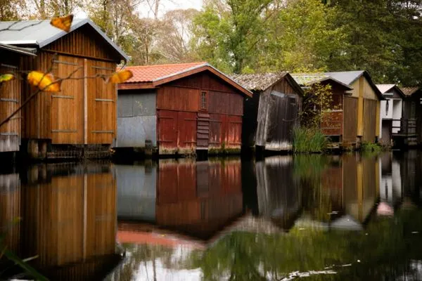 Ferienhaus Selene - Kugelhaus am Tollensesee - Kanal mit malerischen Bootshäusern  Selene