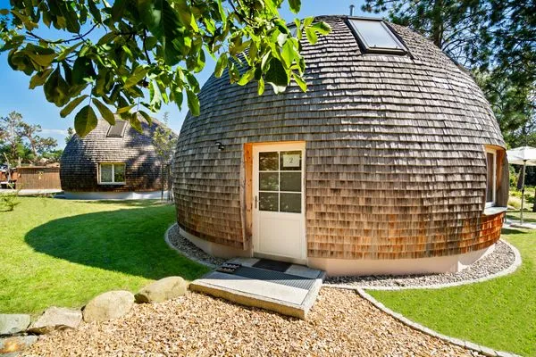 Ferienhaus Selene - Kugelhaus am Tollensesee - Eingangsbereich von außen  Selene