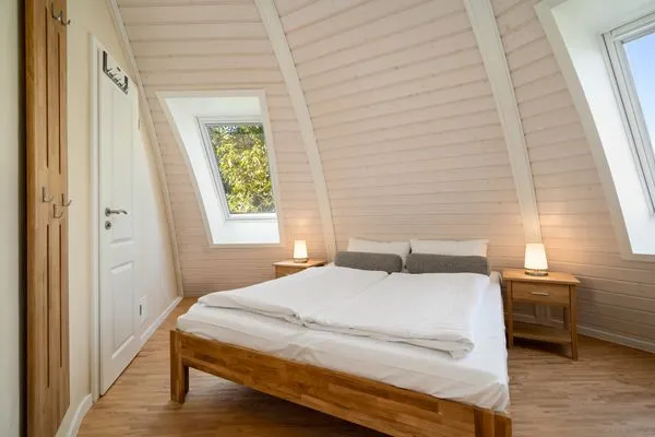 Ferienhaus Selene - Kugelhaus am Tollensesee - Schlafzimmer mit besonderen runden Fenstern  Selene