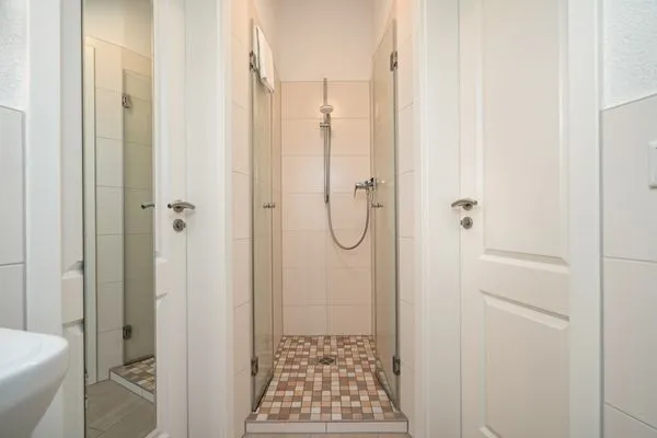 Ferienhaus Selene - Kugelhaus am Tollensesee - oberes Bad mit Dusche  Selene