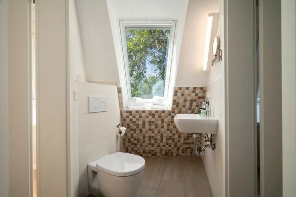 Ferienhaus Selene - Kugelhaus am Tollensesee - oberes Badezimer mit Tageslichtfenster  Selene