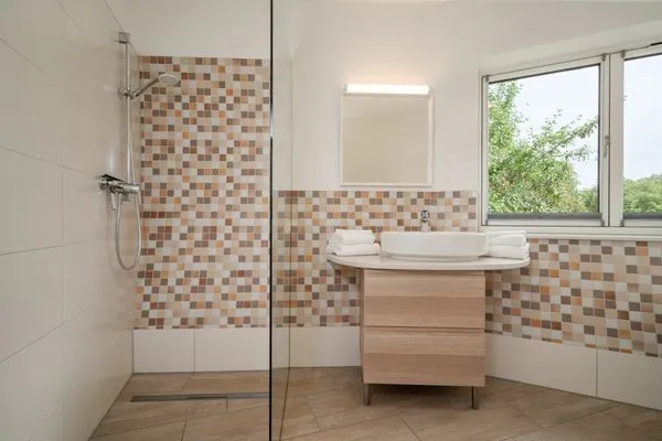 Ferienhaus Kia - Kugelhaus am Tollensesee - Badezimmer mit offener Dusche  Kia