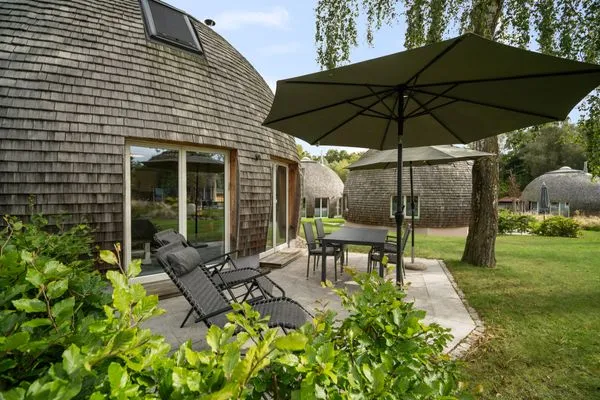 Ferienhaus Kia - Kugelhaus am Tollensesee - Terrasse mit Blick ins Grüne  Kia