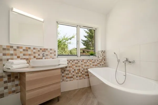 Ferienhaus Kia - Kugelhaus am Tollensesee - Badezimmer mit Badewanne  Kia