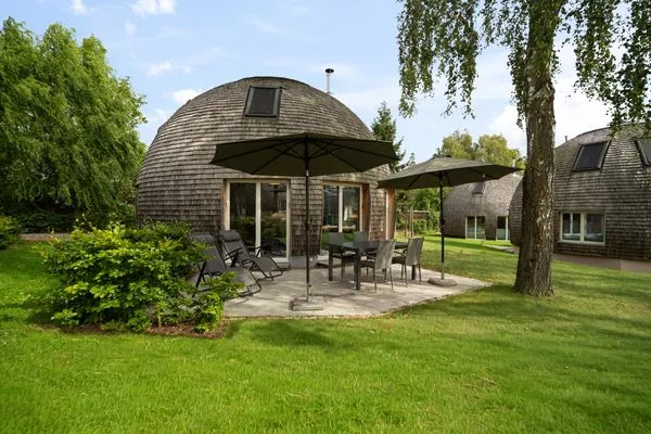 Ferienhaus Kia - Kugelhaus am Tollensesee - großzügige Terrasse mit Gartenblick  Kia