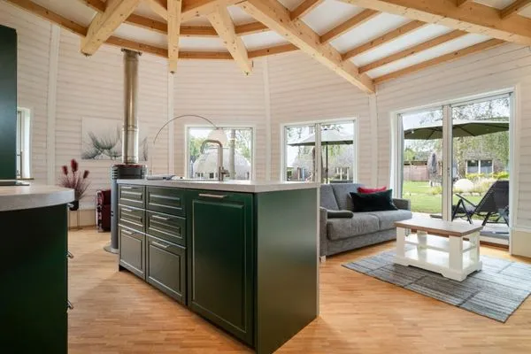 Ferienhaus Kia - Kugelhaus am Tollensesee - offene Küche am Wohnbereich  Kia