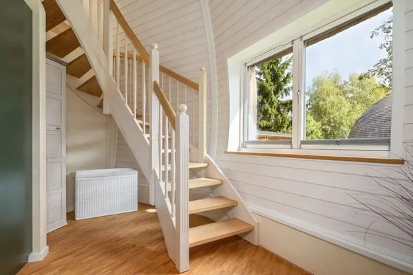 Ferienhaus Kia - Kugelhaus am Tollensesee - Vollholztreppe zum Obergeschoss  Kia