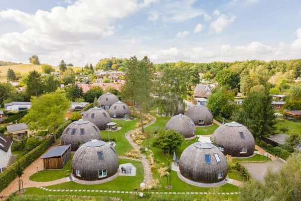 Ferienhaus Kia - Kugelhaus am Tollensesee - Apartmentgelände von oben  Kia