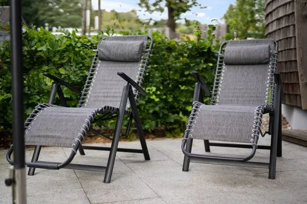 Ferienhaus Kia - Kugelhaus am Tollensesee - Liegestühle für entspannte Nachmittage  Kia