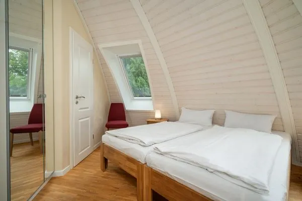 Ferienhaus Kia - Kugelhaus am Tollensesee - Schlafzimmer mit Spiegelschrank  Kia