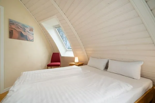 Ferienhaus Kia - Kugelhaus am Tollensesee - großes Doppelbett  Kia