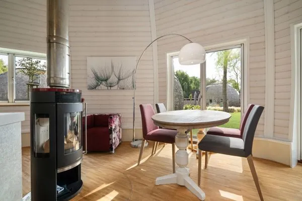 Ferienhaus Kia - Kugelhaus am Tollensesee - Esstisch mit Ausblick  Kia