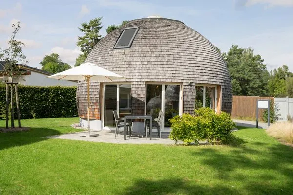 Ferienhaus Kirana - Kugelhaus am Tollensesee - Terrase mit Gartenblick  Kirana