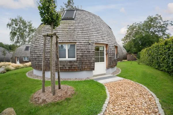 Ferienhaus Kirana - Kugelhaus am Tollensesee - Hauseingang des Gebäudes  Kirana