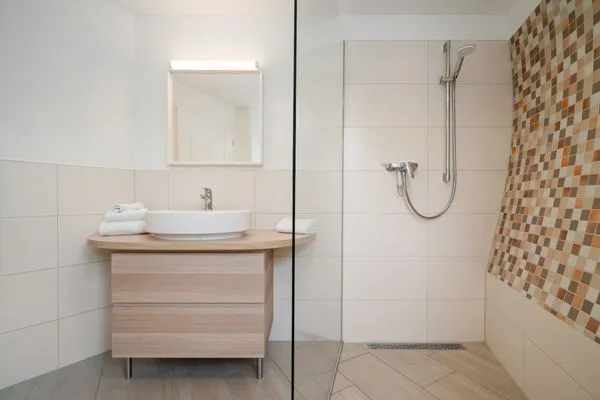 Ferienhaus Kirana - Kugelhaus am Tollensesee - Badezimmer mit offener Dusche  Kirana