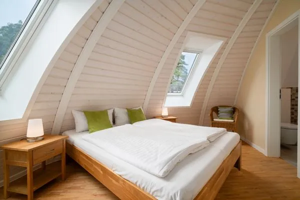 Ferienhaus Kirana - Kugelhaus am Tollensesee - großes Doppelbett für viel Komfort  Kirana