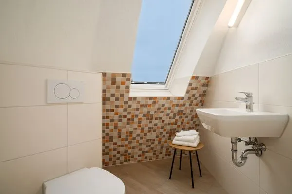Ferienhaus Kirana - Kugelhaus am Tollensesee - Badezimmer im Obergeschoss  Kirana