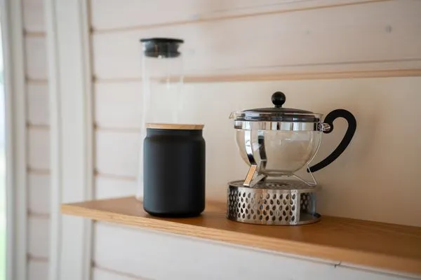 Ferienhaus Kirana - Kugelhaus am Tollensesee - dekorative Elemente in der Küche  Kirana