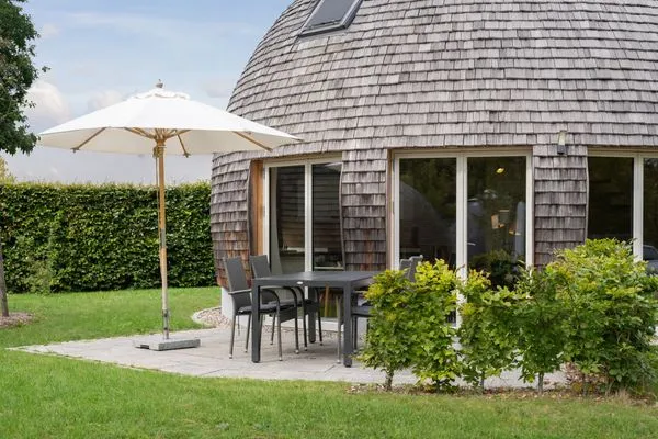 Ferienhaus Kirana - Kugelhaus am Tollensesee - große Terrasse zum Verweilen  Kirana