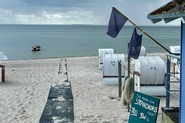 Genießen Sie den perfekten Strandurlaub mit Blick auf das Wasser und gemütlichen Strandkörben!  Haus Schiffchen