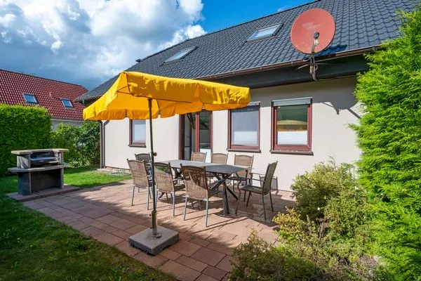 Terrasse mit Tisch und Bestuhlung  Haus Zeitlos