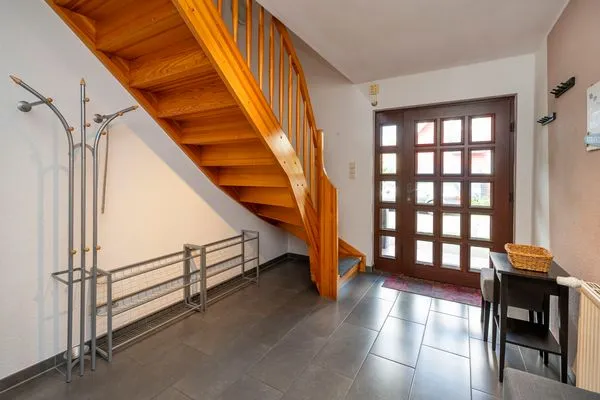 Eingangsbereich mit Treppe ins Obergeschoss  Haus Zeitlos