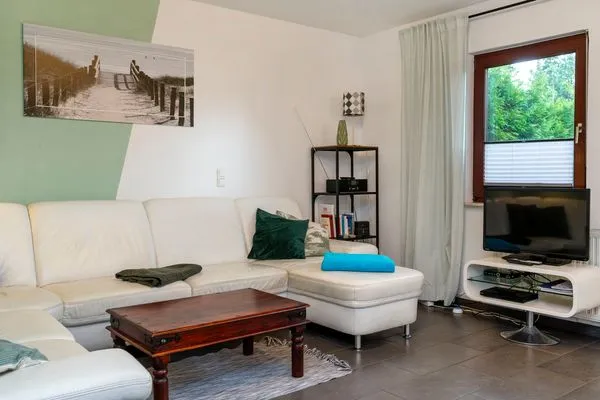 Wohnbereich mit Sofa und TV  Haus Zeitlos